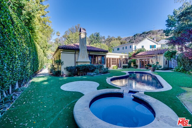 9530 Hidden Valley Rd in Beverly Hills, CA - Building Photo - Building Photo