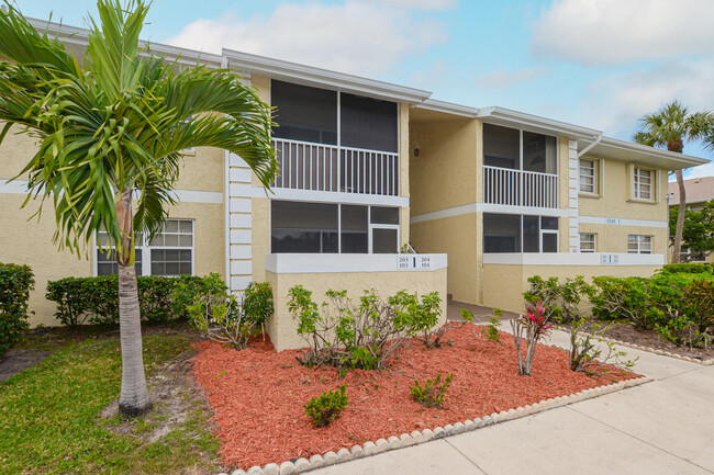 1540 SE Royal Green Cir in Port St. Lucie, FL - Building Photo - Building Photo