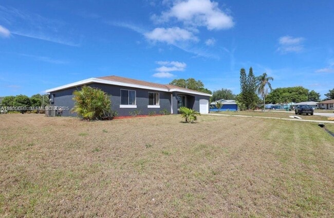 250 SW Homeland Rd in Port St. Lucie, FL - Foto de edificio - Building Photo