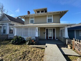 1258 SE Pine St in Roseburg, OR - Building Photo