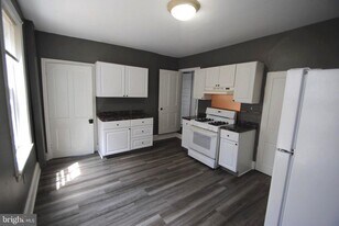 317 E Union St in Burlington, NJ - Building Photo