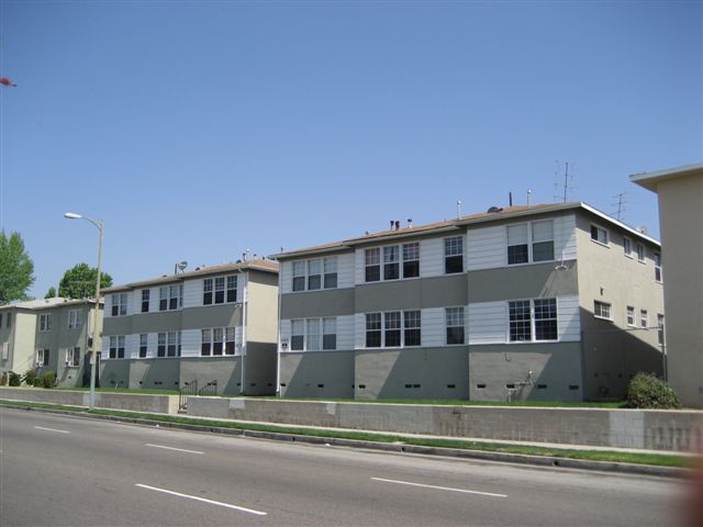 4809-4819 W San Vicente Blvd in Los Angeles, CA - Foto de edificio - Building Photo