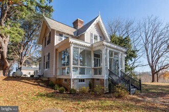 236 Leedstown Rd in Colonial Beach, VA - Foto de edificio - Building Photo