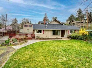 1428 Crown Ave in Medford, OR - Foto de edificio - Building Photo