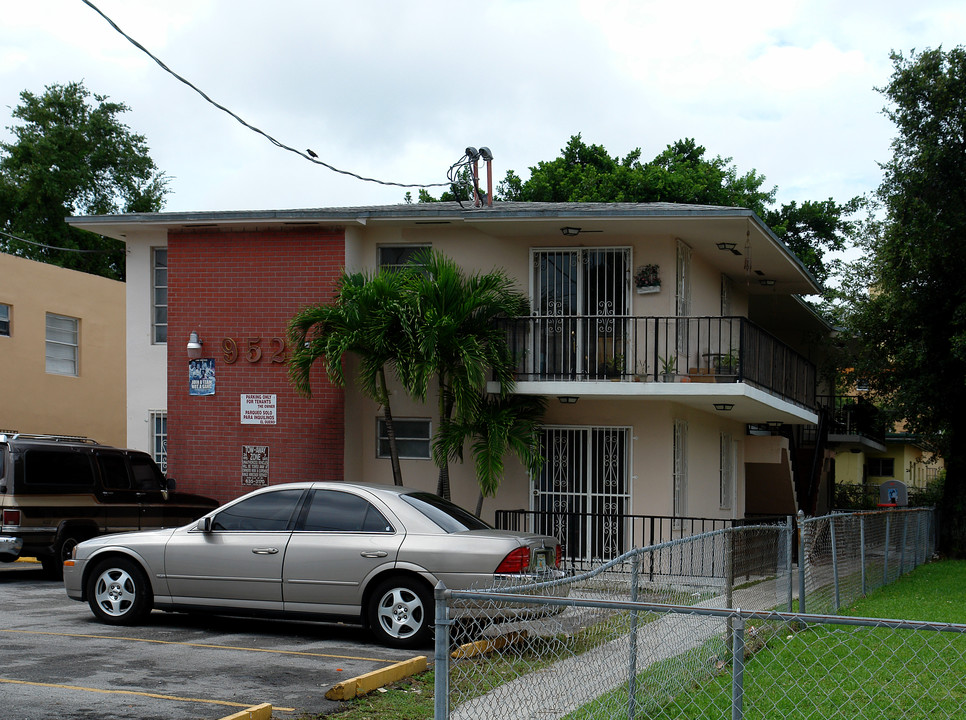 952 NW 6th St in Miami, FL - Building Photo