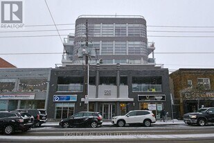 952 Kingston Rd in Toronto, ON - Building Photo