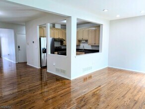 23 Wiley Ct in Morris Plains, NJ - Building Photo - Building Photo