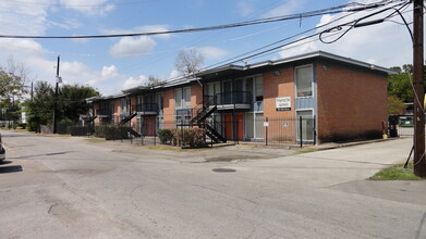 Whispering Oaks Apartments in Houston, TX - Building Photo - Building Photo