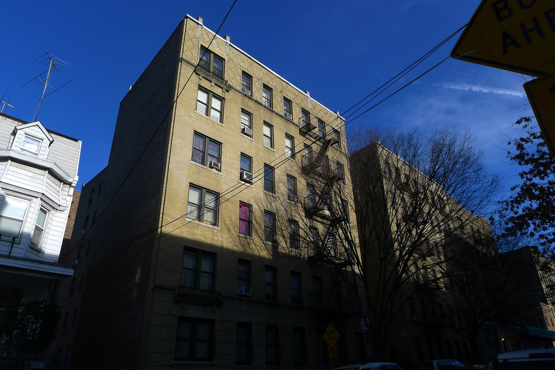 2695  Briggs Avenue in Bronx, NY - Building Photo