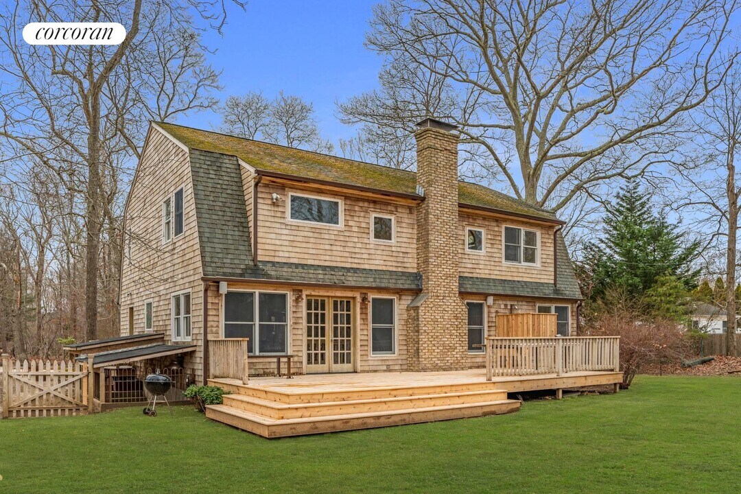 14 Broadway in East Hampton, NY - Building Photo