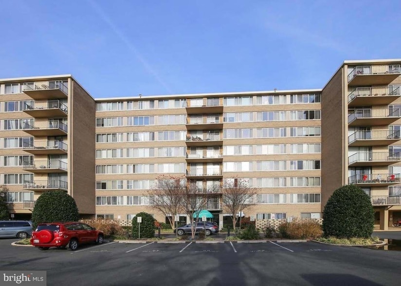5565 Columbia Pike, Unit 712 in Arlington, VA - Foto de edificio