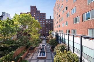 Clover House in Brooklyn, NY - Foto de edificio - Building Photo