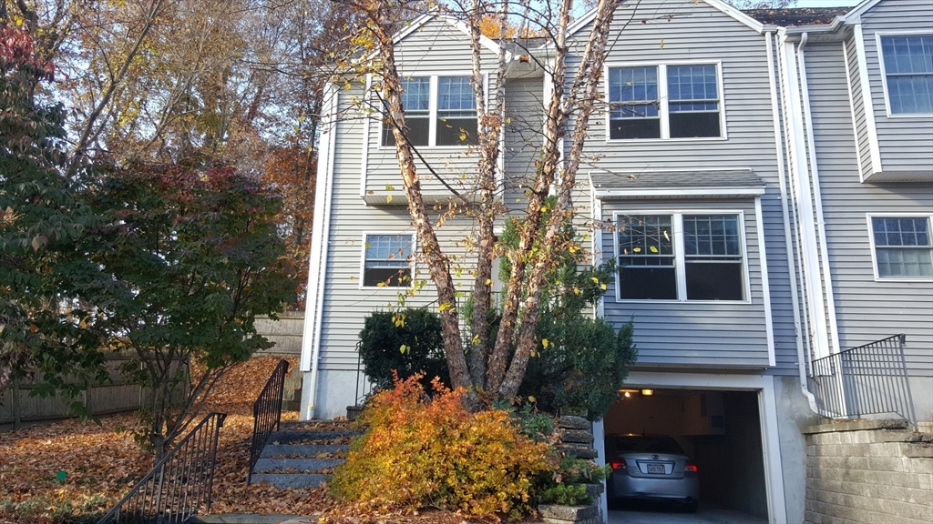 4 Edgemoor Cir, Unit 1 in Wellesley, MA - Building Photo