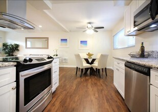 1322 Amethyst St, Unit Unit C in Redondo Beach, CA - Building Photo - Building Photo