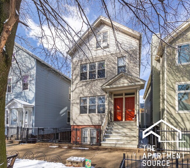 2430 N Marshfield Ave, Unit 1 in Chicago, IL - Building Photo - Building Photo