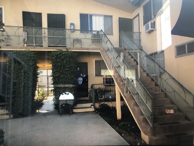 5051 Woodman Ave, Unit 10 in Los Angeles, CA - Building Photo - Building Photo