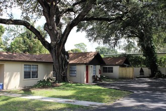 Pinewood Apartments in Brandon, FL - Foto de edificio - Building Photo