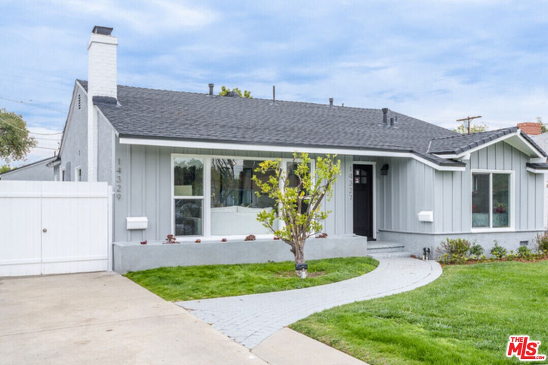 14327 Martha St in Los Angeles, CA - Foto de edificio