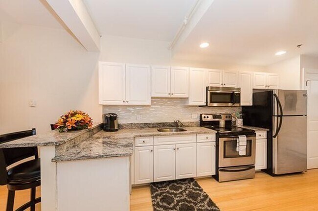 12 Stoneholm St, Unit 603 in Boston, MA - Foto de edificio - Building Photo