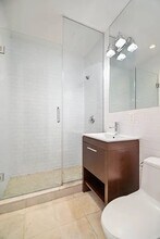 328 E 4th St, Unit 1A in New York, NY - Foto de edificio - Building Photo