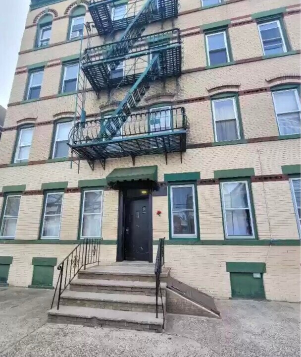 80 W 18th St in Bayonne, NJ - Building Photo