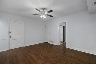 3727 N Pine Grove Ave, Unit 214 in Chicago, IL - Building Photo - Building Photo