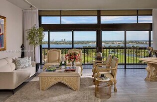 2450 Presidential Way in West Palm Beach, FL - Building Photo