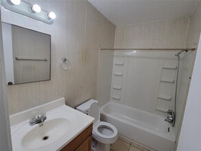 1528 W Elm St in Denison, TX - Building Photo - Building Photo