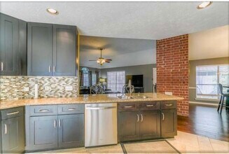 2025 Sandy Knoll Dr in Missouri City, TX - Building Photo - Building Photo