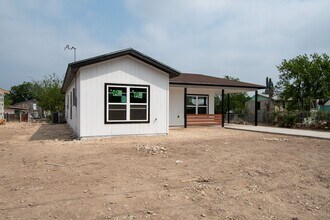 1105 West Dr in Del Rio, TX - Building Photo - Building Photo