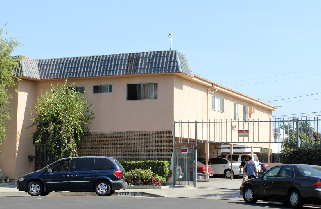 Casa Valmont Apartment in Los Angeles, CA - Building Photo