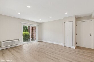 940 N Lakeside Dr in Vernon Hills, IL - Building Photo - Building Photo