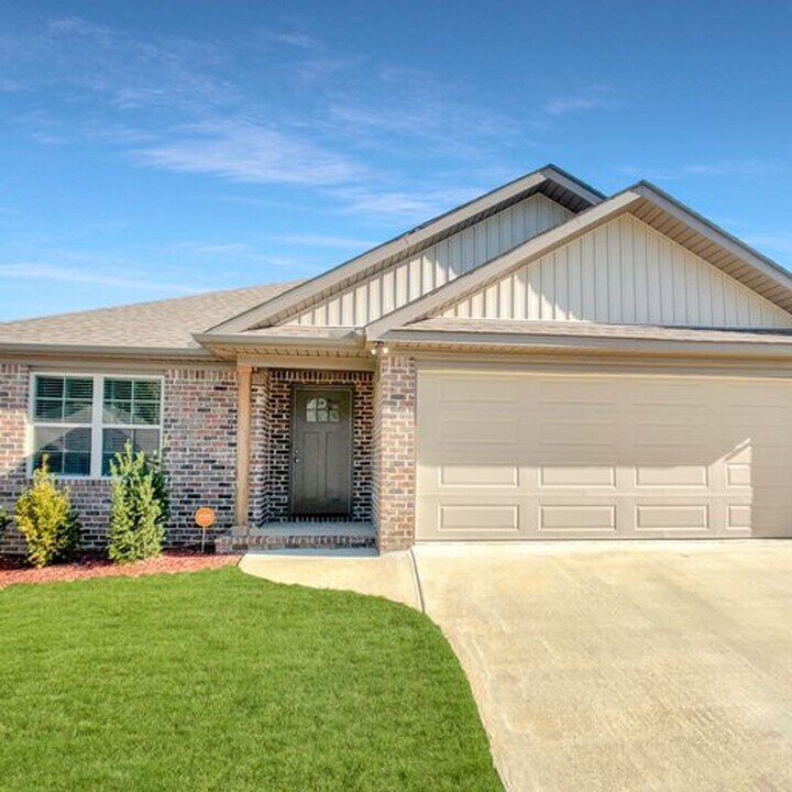 5360 University Gardens Dr in Cottondale, AL - Building Photo