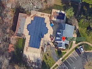 5680 White Dove Ln in Clifton, VA - Foto de edificio - Building Photo