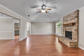 8318 Amurwood Dr in Tomball, TX - Foto de edificio - Building Photo