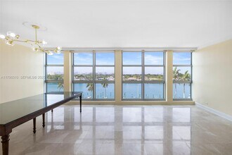 5055 Collins Ave in Miami Beach, FL - Foto de edificio - Building Photo