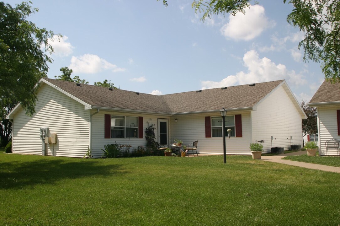 Foster Court Apartments in Mount Carroll, IL - Foto de edificio