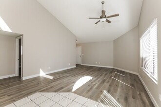 7761 Success Ct in Las Vegas, NV - Foto de edificio - Building Photo