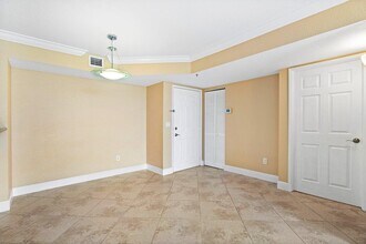 135 Yacht Club Way in Hypoluxo, FL - Foto de edificio - Building Photo