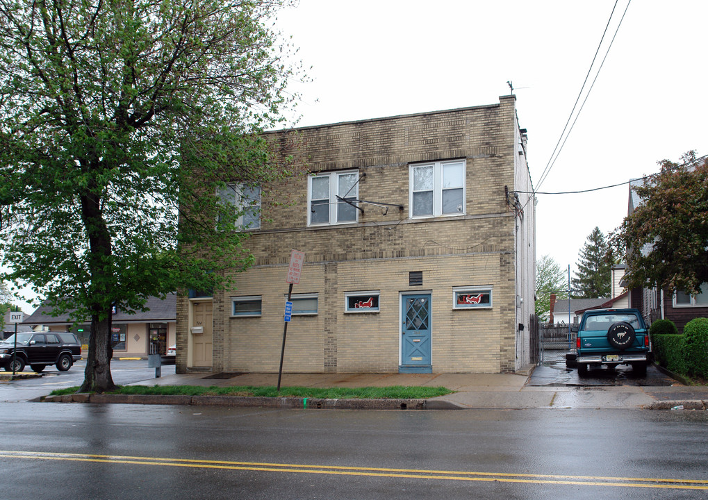 744 Ridge Rd in Lyndhurst, NJ - Building Photo