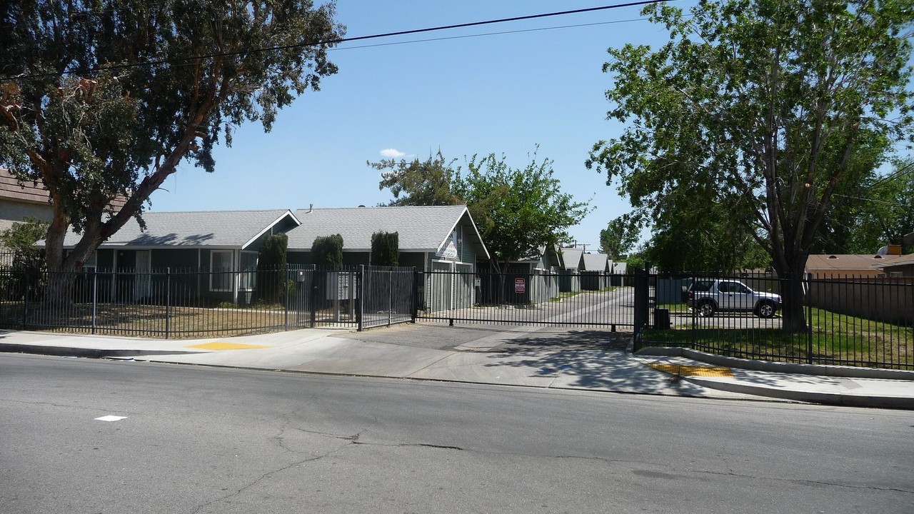 504 W Avenue J4 in Lancaster, CA - Building Photo