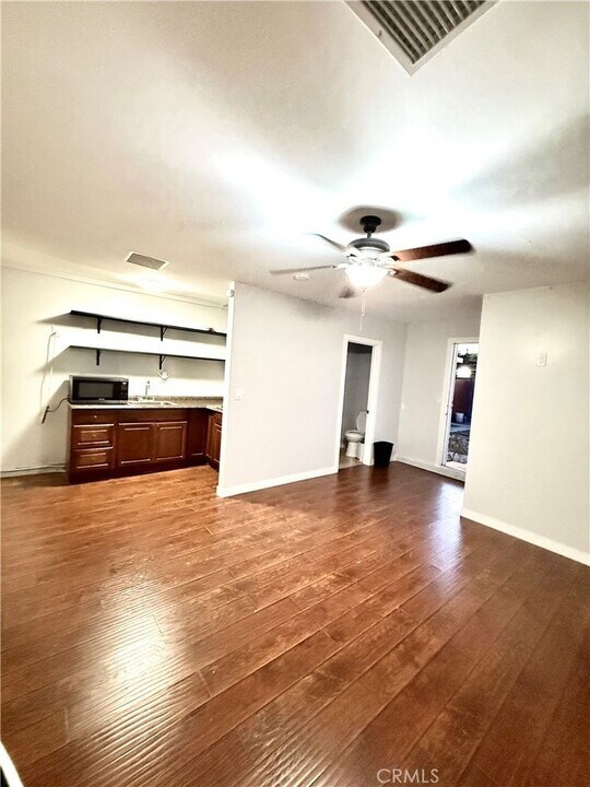 11418 Arminta St in Los Angeles, CA - Building Photo