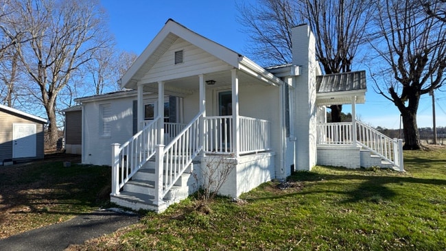 391 Poplar Springs Rd in Roaring River, NC - Foto de edificio - Building Photo