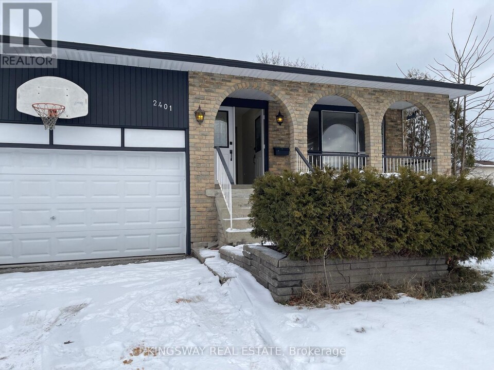 2401 Amblecote Ln in Burlington, ON - Building Photo