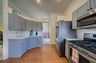 523 W Hook Dr in Pueblo West, CO - Foto de edificio - Building Photo