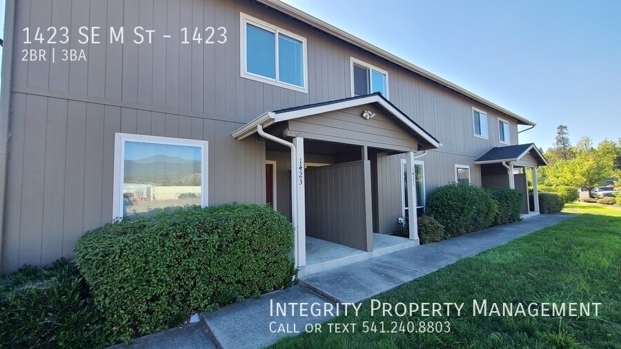 1423 SE M St in Grants Pass, OR - Building Photo
