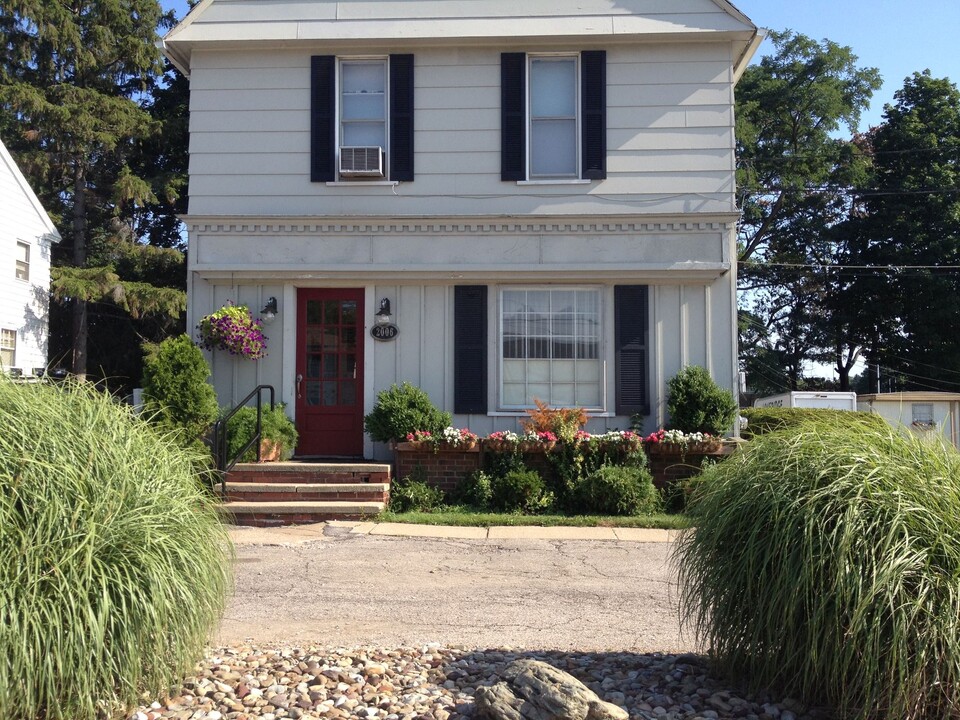 2006 E Prospect Rd in Ashtabula, OH - Building Photo