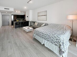 1080 Brickell Ave, Unit 2305 in Miami, FL - Building Photo - Building Photo