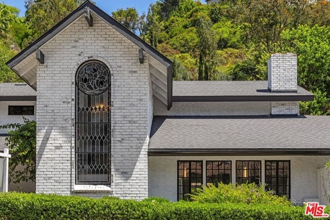 1060 Chantilly Rd in Los Angeles, CA - Building Photo - Building Photo