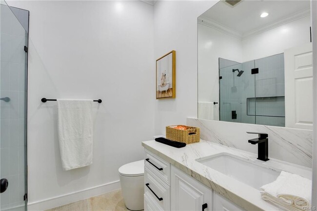 22237 Buenaventura St in Los Angeles, CA - Building Photo - Building Photo